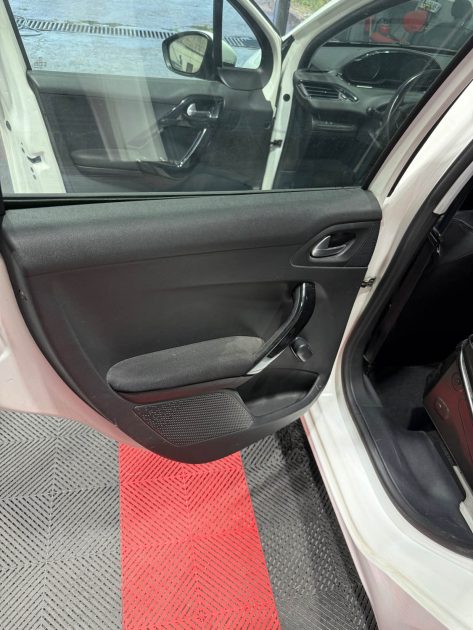 PEUGEOT 208  1.6 HDI 92ch , Entretien complet chez Peugeot , 2eme main