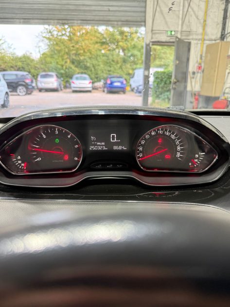 PEUGEOT 208  1.6 HDI 92ch , Entretien complet chez Peugeot , 2eme main