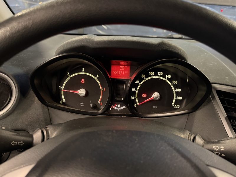 FORD FIESTA 5 V 1.4 TDCI 70 Cv 5 PORTES / CLIMATISATION BLUETOOTHT - GARANTIE 12 MOIS NATIONALE