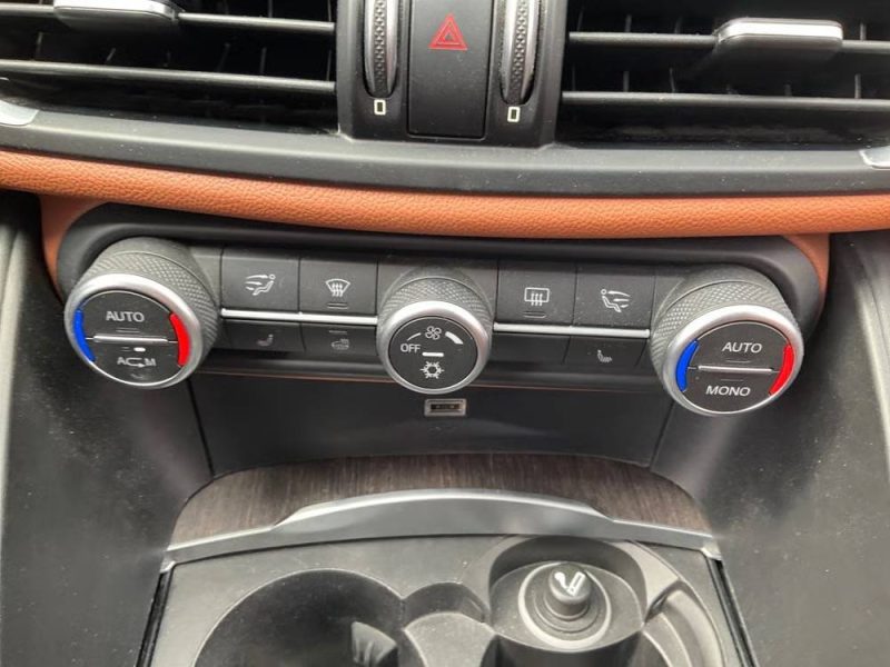 ALFA ROMEO GIULIA 2.0T 200 Cv - TOIT OUVRANT / GPS - GARANTIE 12 MOIS NATIONALE 