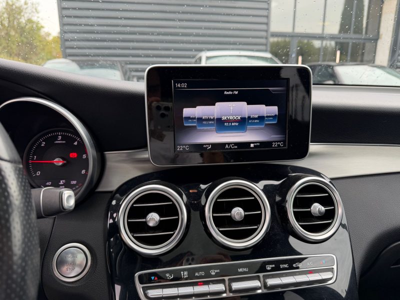 MERCEDES GLC 220 D 4 MATIC / Toit Ouvrant / Attelage / Suivi complet