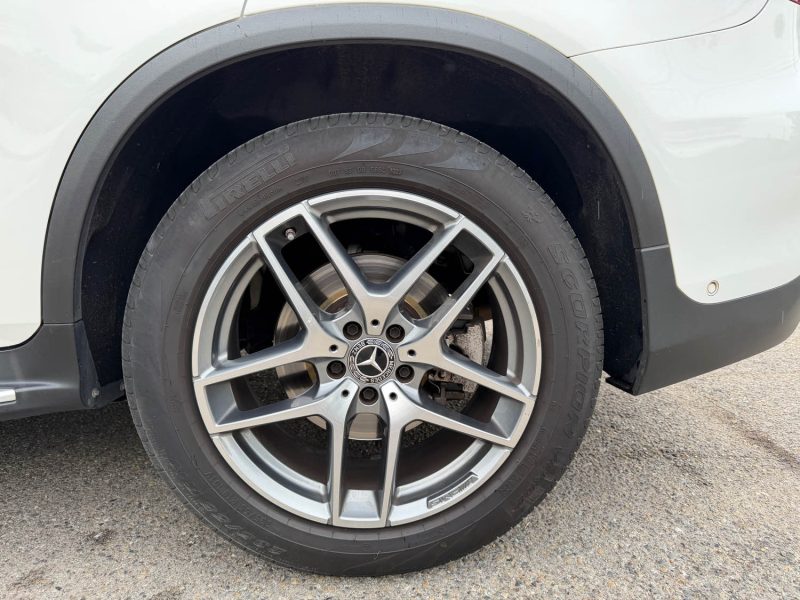 MERCEDES GLC 220 D 4 MATIC / Toit Ouvrant / Attelage / Suivi complet