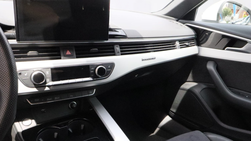 AUDI A4 AVANT 40 TDI 204 CH QUATTRO S LINE – PANO – ATTELAGE – CHAUFFAGE STATIONNAIRE