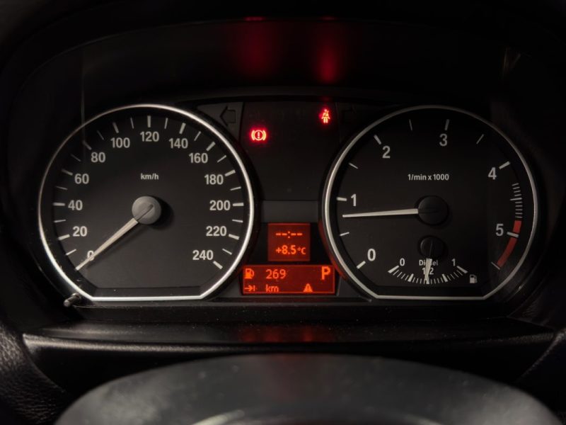 BMW SERIE 1 E87 PHASE 2 LCI 118 D  2.0 d 143 Cv -BOITE AUTOMATIQUE / 5 PORTES / RADARS DE RECUL   