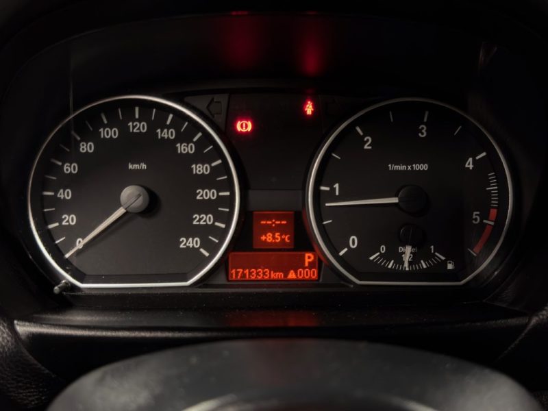 BMW SERIE 1 E87 PHASE 2 LCI 118 D  2.0 d 143 Cv -BOITE AUTOMATIQUE / 5 PORTES / RADARS DE RECUL   
