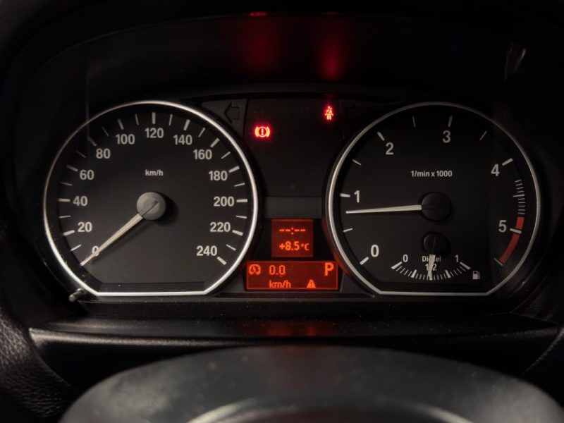 BMW SERIE 1 E87 PHASE 2 LCI 118 D  2.0 d 143 Cv -BOITE AUTOMATIQUE / 5 PORTES / RADARS DE RECUL   