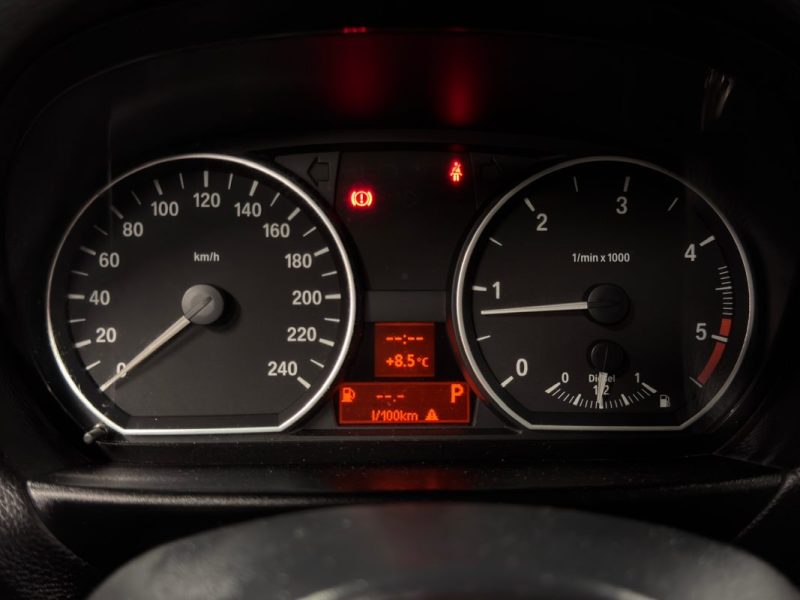 BMW SERIE 1 E87 PHASE 2 LCI 118 D  2.0 d 143 Cv -BOITE AUTOMATIQUE / 5 PORTES / RADARS DE RECUL   