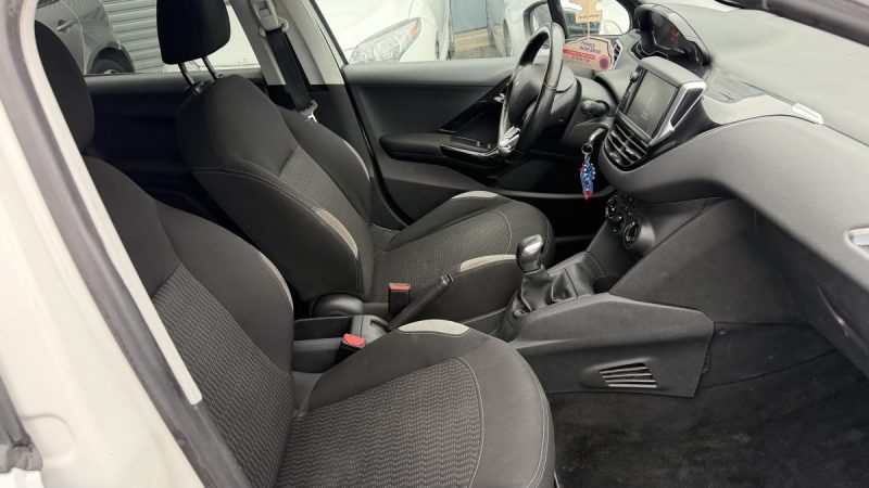 PEUGEOT 208 1.4 HDI 68CV  STYLE 5P GARANTIE
