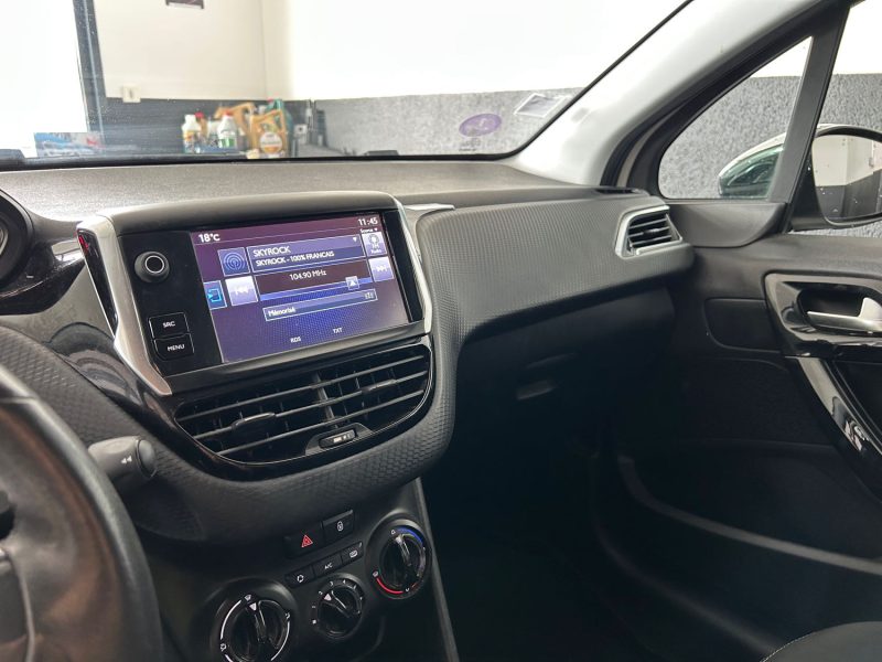 PEUGEOT 208 STYLE 1.2 VTI 82 