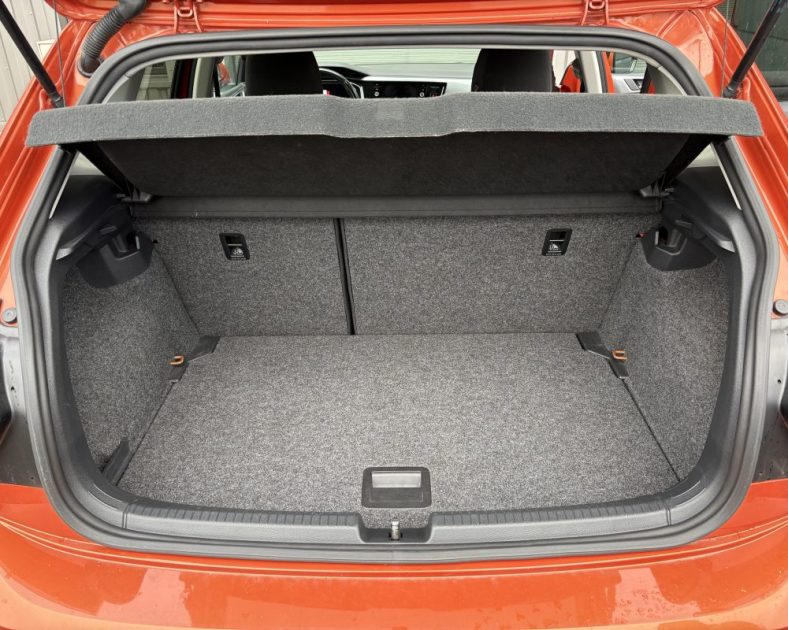 Volkswagen Polo VI 1.5 TSI 150ch R-Line 2020 — Révision COMPLÈTE - 2ème main - Pneus avant NEUFS