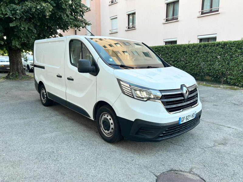 RENAULT TRAFIC III 2.0 DCI 130 03/2022 PRIX HT : 13325 € PRIX TTC : 15990 €