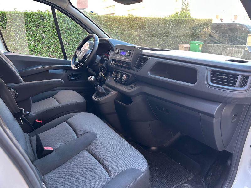 RENAULT TRAFIC III 2.0 DCI 130 03/2022 PRIX HT : 13325 € PRIX TTC : 15990 €