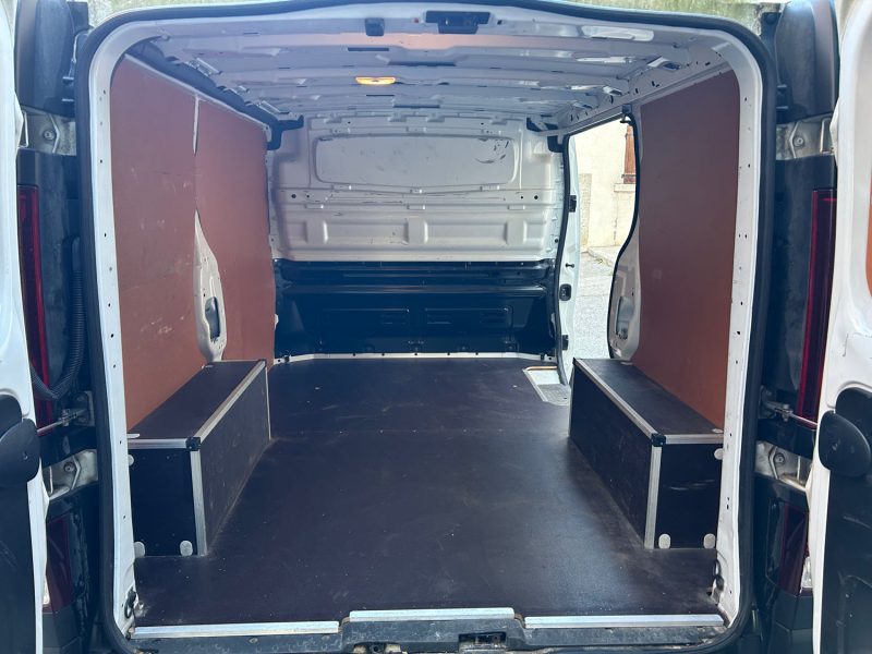 RENAULT TRAFIC III 2.0 DCI 130 03/2022 PRIX HT : 13325 € PRIX TTC : 15990 €