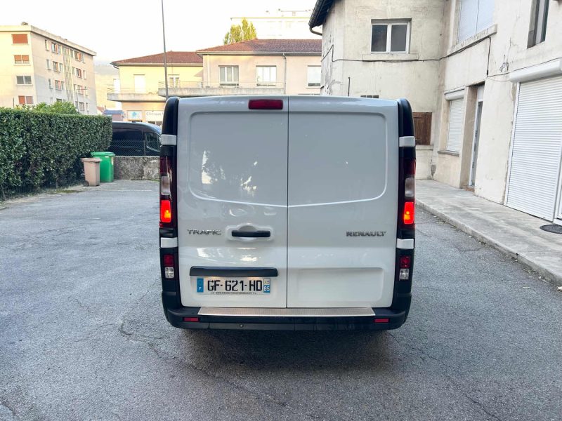 RENAULT TRAFIC III 2.0 DCI 130 03/2022 PRIX HT : 13325 € PRIX TTC : 15990 €