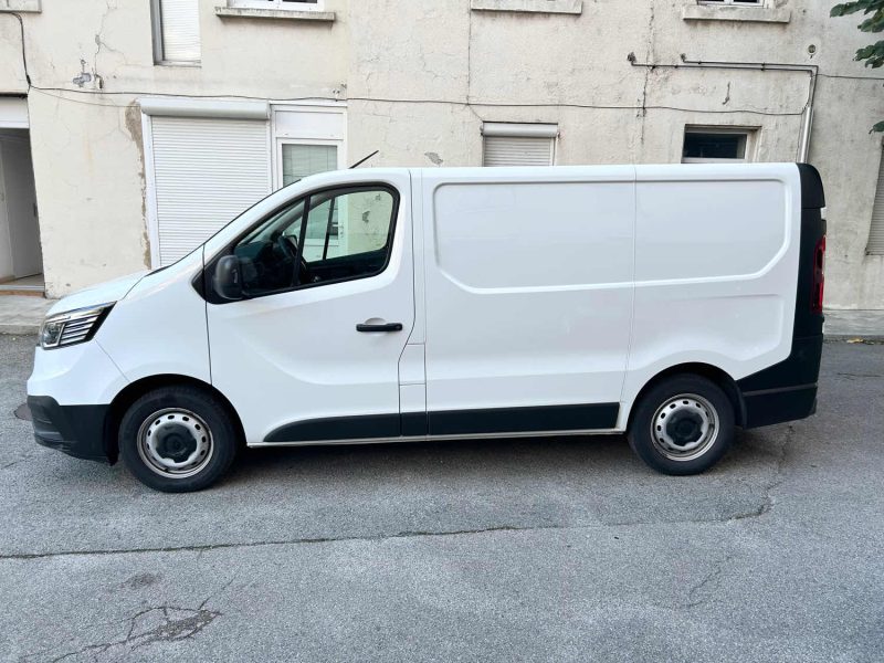 RENAULT TRAFIC III 2.0 DCI 130 03/2022 PRIX HT : 13325 € PRIX TTC : 15990 €