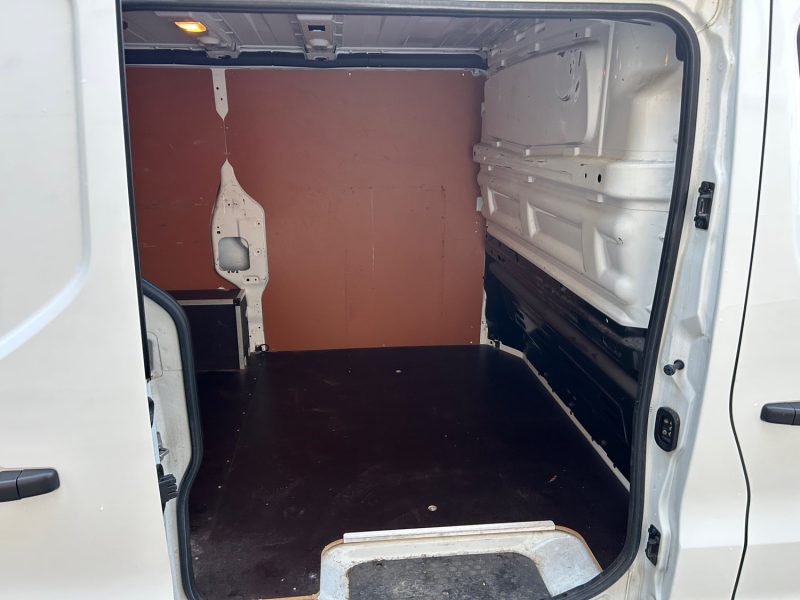 RENAULT TRAFIC III 2.0 DCI 130 03/2022 PRIX HT : 13325 € PRIX TTC : 15990 €