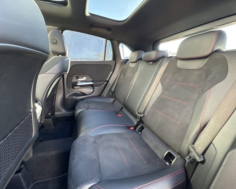 Mercedes GLA 200d AMG Line 2022 — 1ère main - 4 pneus neufs -  Entretien MERCEDES - Toit panoramique