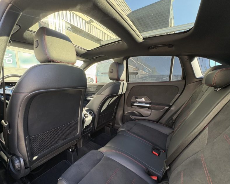 Mercedes GLA 200d AMG Line 2022 — 1ère main - 4 pneus neufs -  Entretien MERCEDES - Toit panoramique