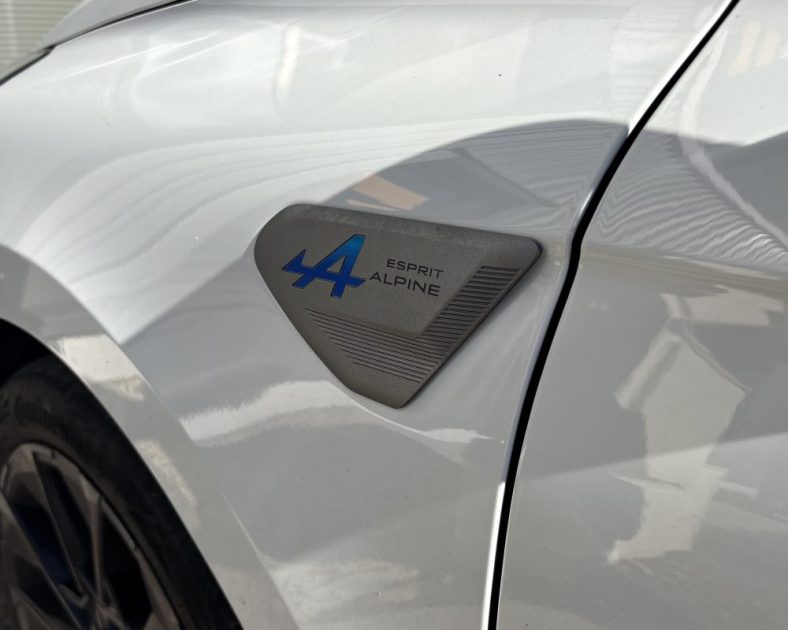 Renault Clio E-Tech 145ch Esprit Alpine 2024 —Caméra 360° - Park Assist - Sièges sports - CARPLAY
