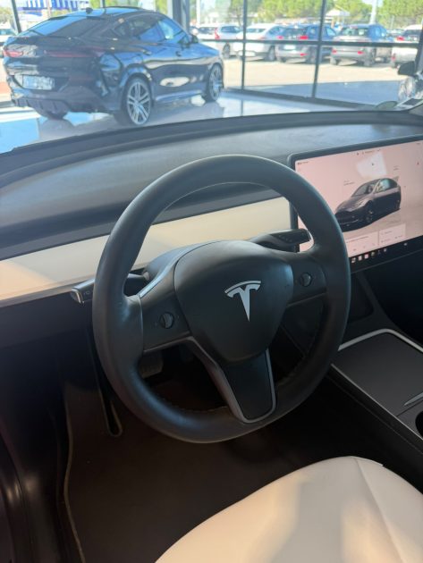 Tesla Model Y Long Range Dual Motor AWD avec options Capacité de conduite entièrement autonome 