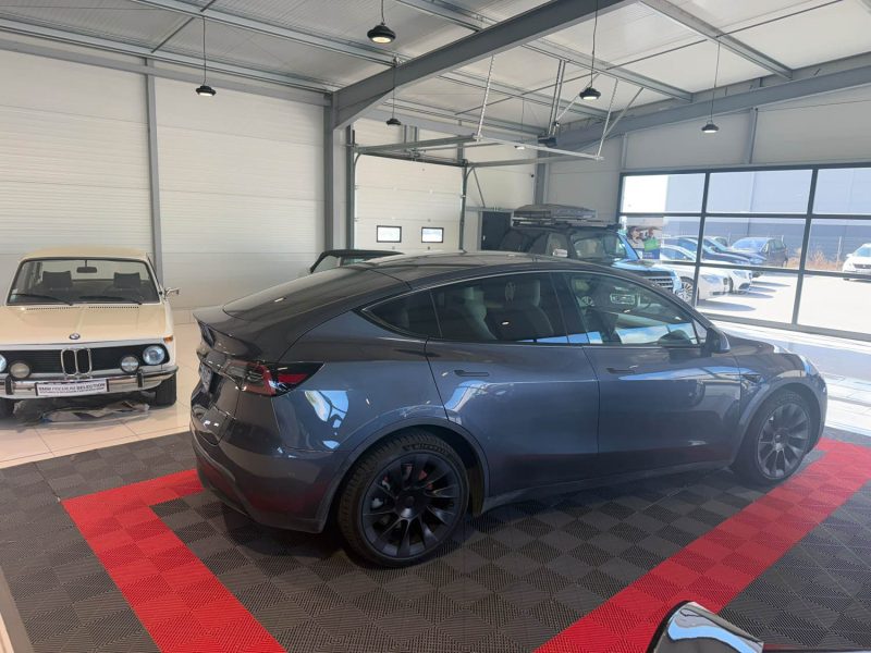 Tesla Model Y Long Range Dual Motor AWD avec options Capacité de conduite entièrement autonome 