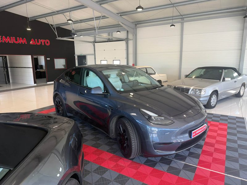Tesla Model Y Long Range Dual Motor AWD avec options Capacité de conduite entièrement autonome 