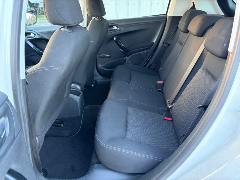 PEUGEOT 208 1.2i  82CH STYLE