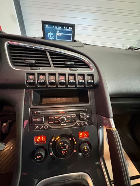 PEUGEOT 3008 1.6 HDI 115CH ALLURE 