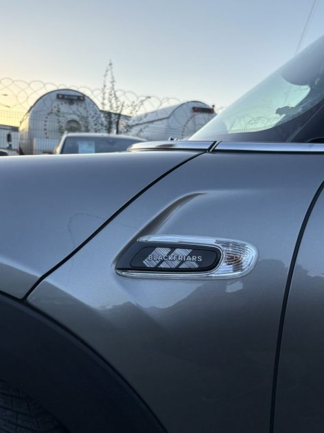 MINI HATCH 5 PORTES COOPER D 116 CH FINITION BLACKFRIARS