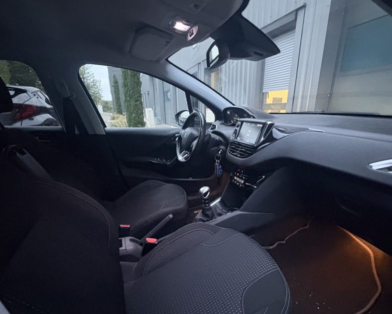 Peugeot 208 1.2  Essence 110ch Tech Edition — Distribution - Entretien COMPLET - Caméra de RECUL