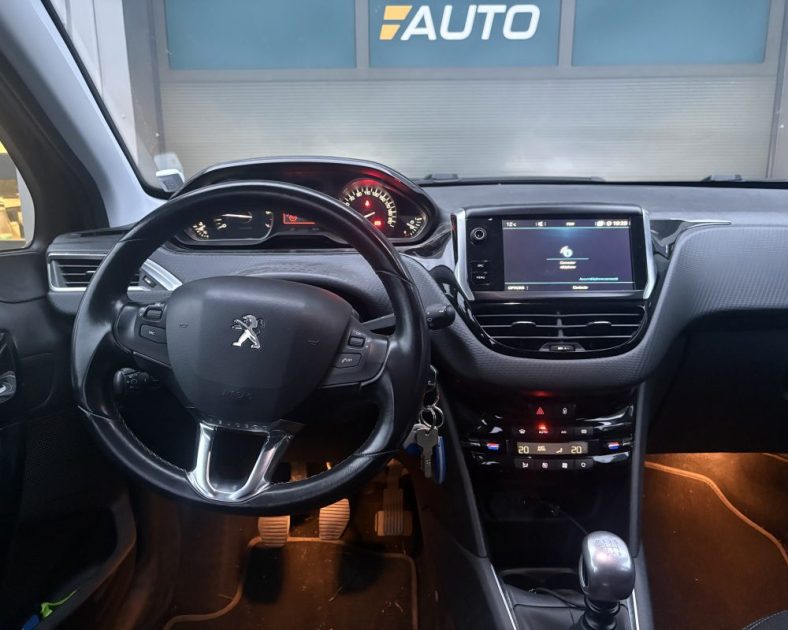 Peugeot 208 1.2  Essence 110ch Tech Edition — Distribution - Entretien COMPLET - Caméra de RECUL