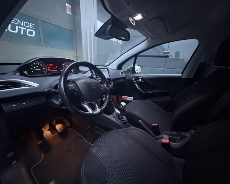 Peugeot 208 1.2  Essence 110ch Tech Edition — Distribution - Entretien COMPLET - Caméra de RECUL