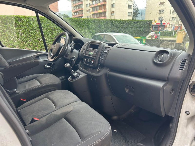 RENAULT TRAFIC III CAMIONNETTE 2.0 DCI 120 01/2022 PRIX HT : 9158 € PRIX TTC : 10990 €