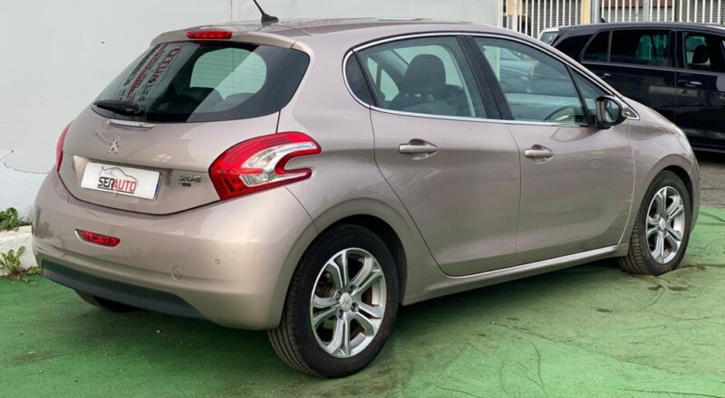 PEUGEOT 208 2012