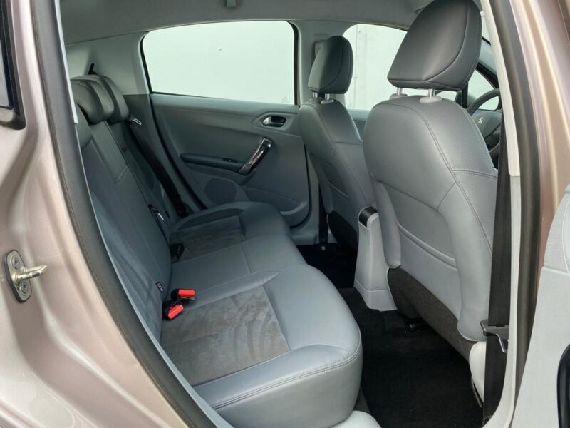 PEUGEOT 208 2012