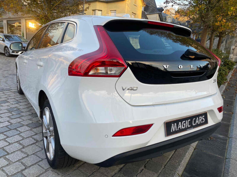 VOLVO V40 2016