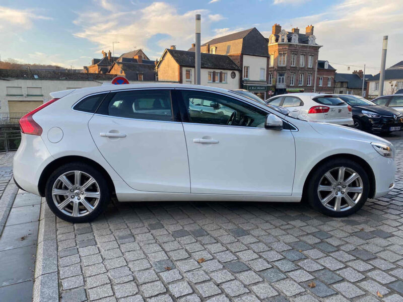 VOLVO V40 2016
