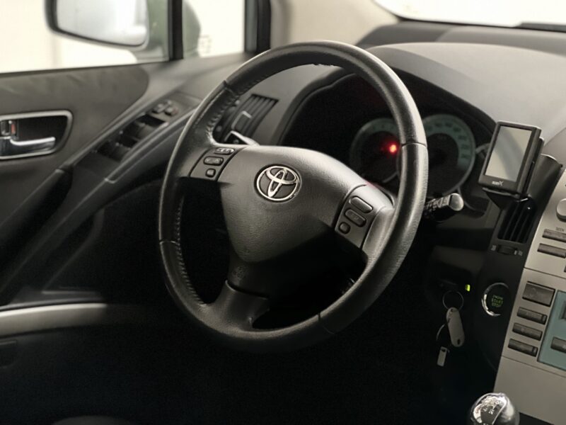 TOYOTA COROLLA Verso 1.8 Team 7 places