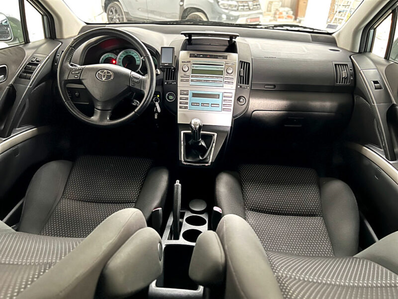 TOYOTA COROLLA Verso 1.8 Team 7 places