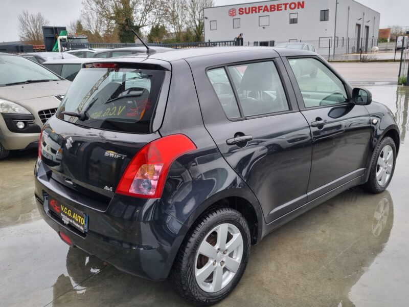 SUZUKI SWIFT III 1.3i 92 4x4  CONFORT