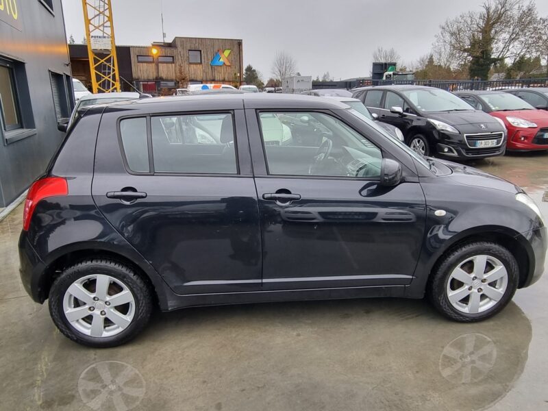 SUZUKI SWIFT III 1.3i 92 4x4  CONFORT