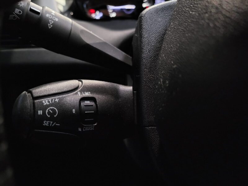 PEUGEOT 208 1.2 PureTech 82cv SIGANTURE REGULATEUR / CARPLAY