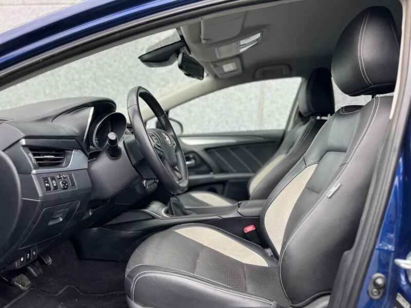 TOYOTA AVENSIS 2.0 D-4D DYNAMIC TOURING 143CH 1ER M