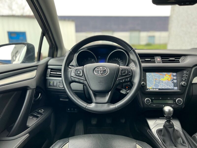 TOYOTA AVENSIS 2.0 D-4D DYNAMIC TOURING 143CH 1ER M