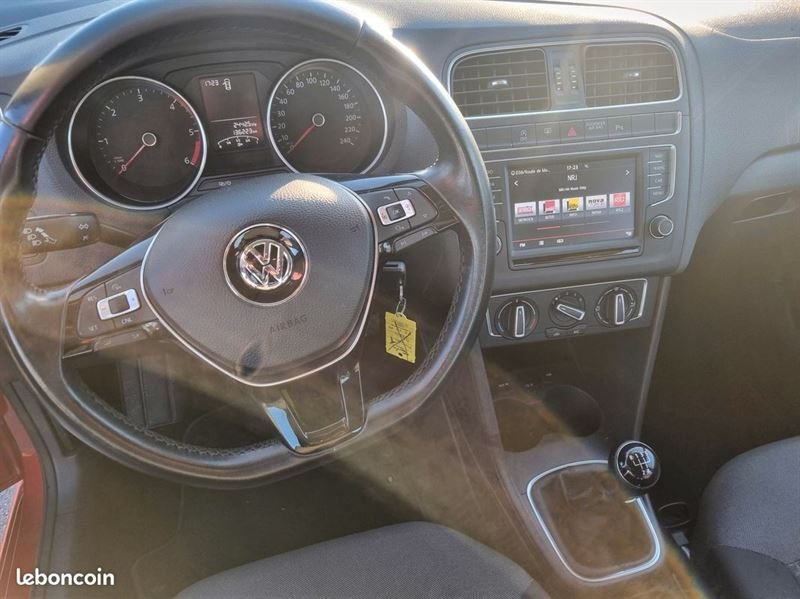 VOLKSWAGEN POLO V 2015