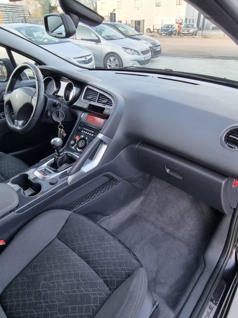 PEUGEOT 3008 HDi 115 Style