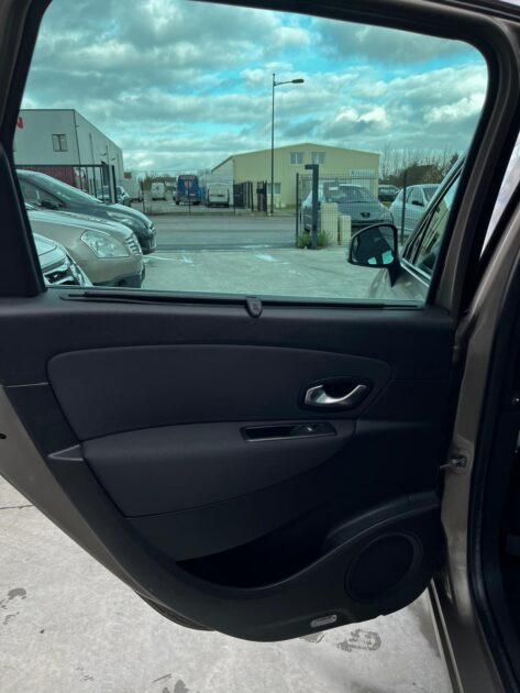 RENAULT SCÉNIC III DCi 110 15Th 