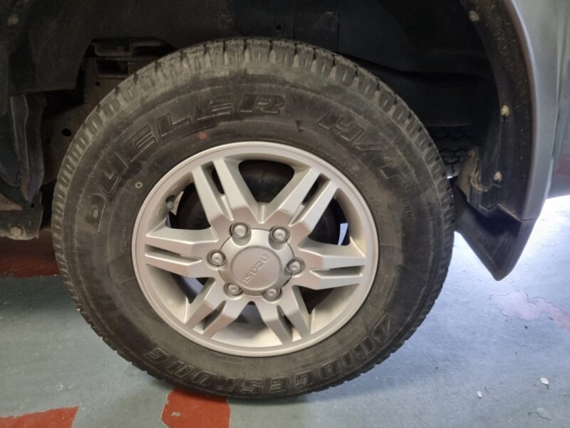 ISUZU D-MAX 3.0 TD 163 Cv 4WD DOUBLE CABINE 5 PLACES BOITE AUTO GPS ATTELAGE 59 400 Kms Garantie1an