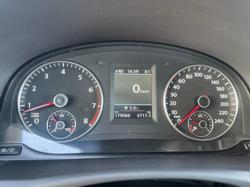 VOLKSWAGEN TOURAN 2012