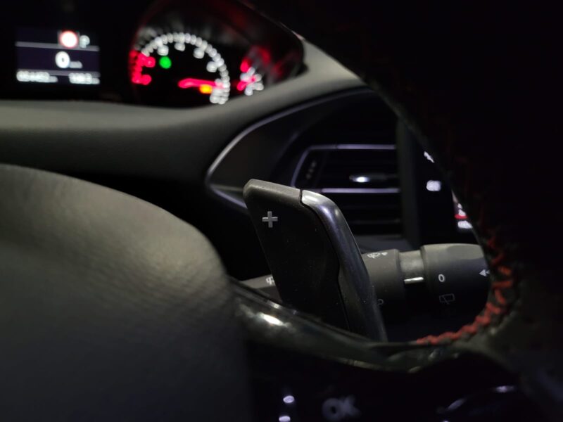 PEUGEOT 308 1.6 PureTech 225cv GT TOIT PANO / APPLE CARPLAY